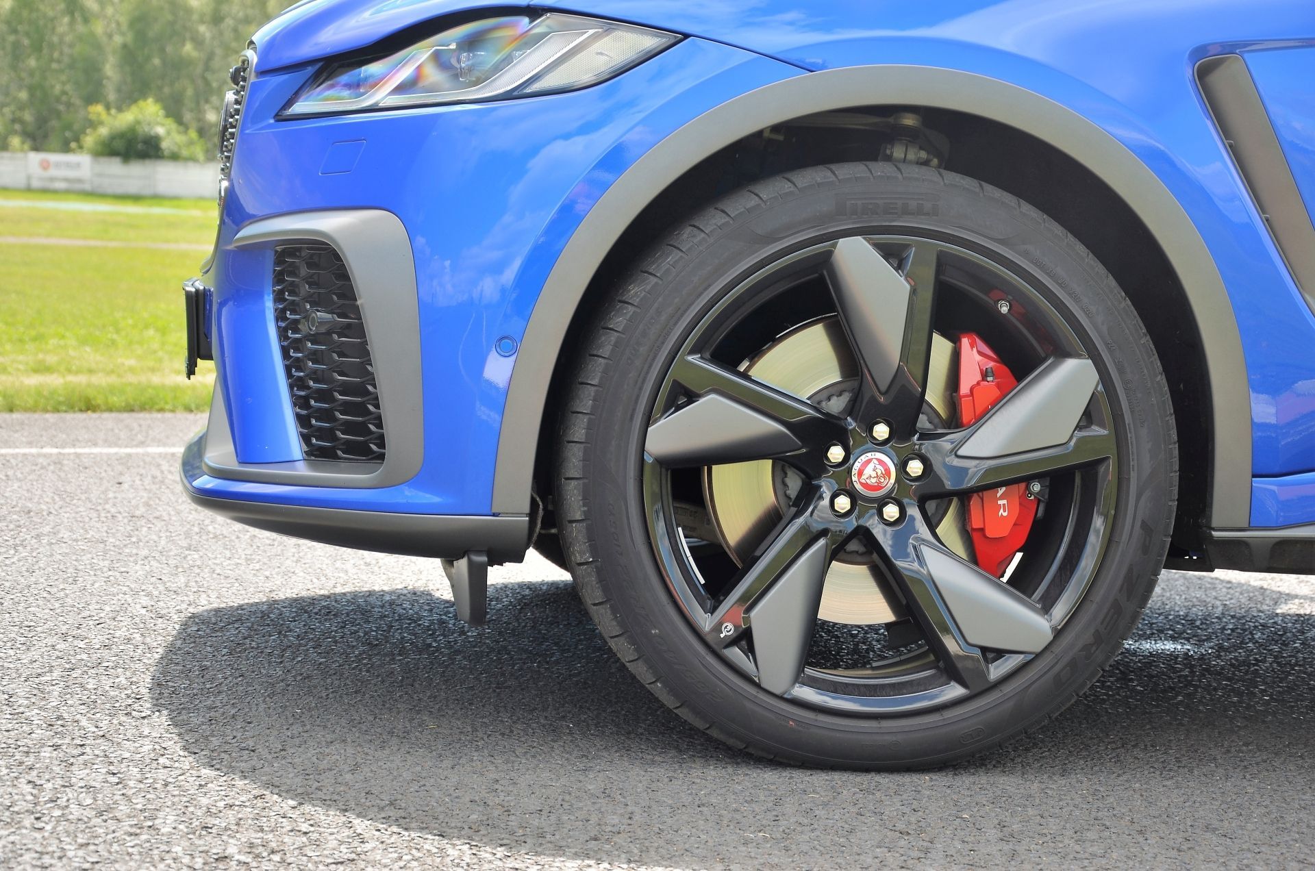 Land Rover 90 Jaguar F-Pace SVR