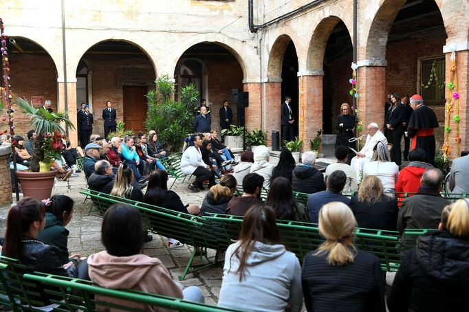 Papež František zdraví trestankyně v ženské věznici na benátském ostrově Giudecca.