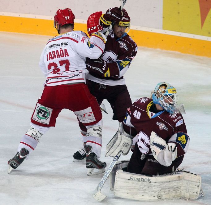 Hokej, extraliga, Sparta - Třinec: Marcel Melicherčík (40) - Václav Varaďa (37)