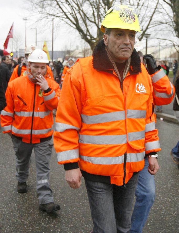 Edouard Martin (R), Arcelor Mittal Florange blast furnace labour union representative, walks during a protest demonstration next to the European Parliament in Strasbourg, February 6, 2013. ArcelorMittal, the world's largest steel producer, plans to shut a coke plant and six finishing lines at its site in Liege, Belgium, affecting 1,300 employees. REUTERS/Jean-Marc Loos (FRANCE - Tags: CIVIL UNREST POLITICS BUSINESS EMPLOYMENT) Published: Úno. 6, 2013, 5:20 odp.