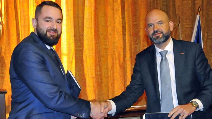 Filip Říha (vlevo) na archivním snímku z roku 2020, kdy jako náměstek pro vyzbrojování podepsal s Viktorem Sotonou, tehdejším šéfem firmy Era, nákup sledovacích systémů za 1,5 miliardy korun.