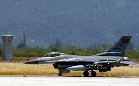 Turecká stíhačka F-16 startuje z turecké základny Mugla.