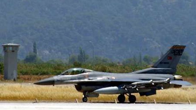 Stíhačka F-16 Fighting Falcon tureckého letectva.