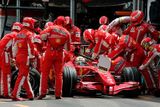 Mechanici Ferrari v manckých boxech pracují na monopstu Felipeho Massy.