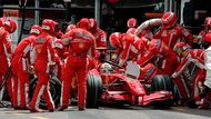 Mechanici Ferrari v manckých boxech pracují na monopstu Felipeho Massy.