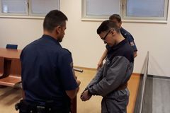 Soud propustil skautského vedoucího, který zneužil desítky dětí. Z vězení zatím nejde
