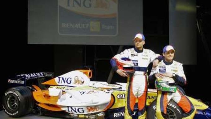Takhle pózoval Heikki Kovalainen (vlevo) a Giancarlo Fisichella před minulou sezonou u Renaultu. Teď ho čeká kolega Hamilton.