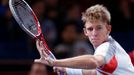 Jihoafrický tenista Kevin Anderson v utkání pařížského turnaje Masters 2012 proti Čechovi Tomáši Berdychovi.