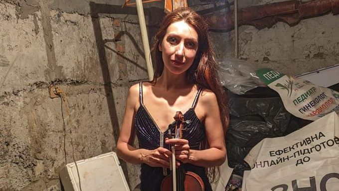 Věra Lytovčenková ve sklepě svého domu hraje píseň Nič jaka misačna od ukrajinského skladatele Mykoly Lysenka.