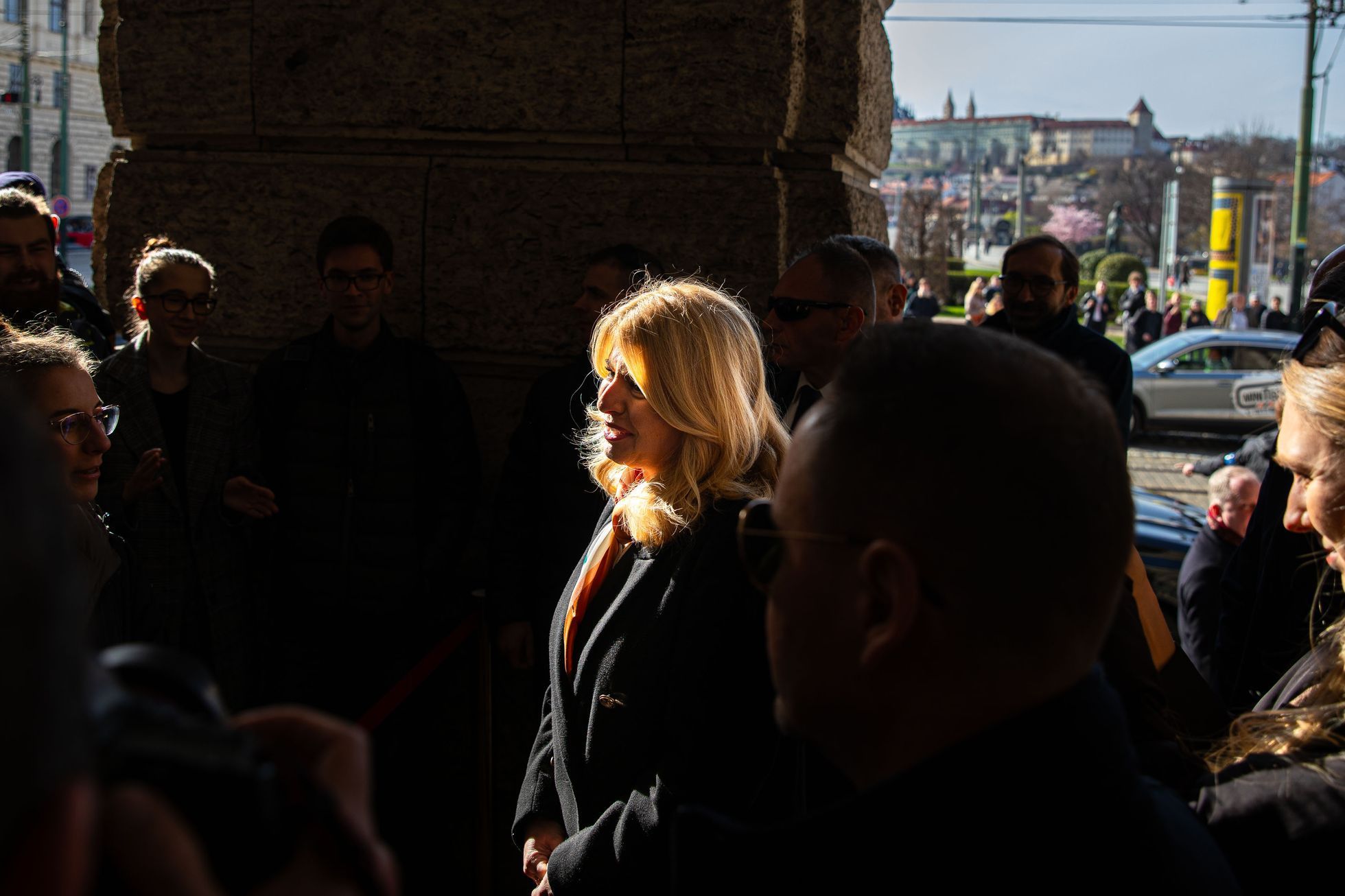 Slovenská prezidentka Zuzana Čaputová před Filozofickou fakultou v Praze