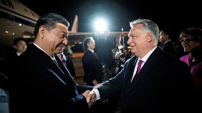 Viktor Orbán přivítal Si Ťin-pchinga už na letišti. Z toho je vidět, jak je pro něj návštěva důležitá.