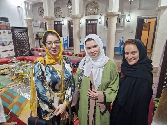 Do mešity musí ženy zahalené od hlavy k patě.