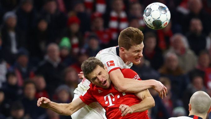 Thomas Müller z Bayernu (v červeném) v souboji s Marcelem Halstenbergem z Lipska v utkání německé bundesligy