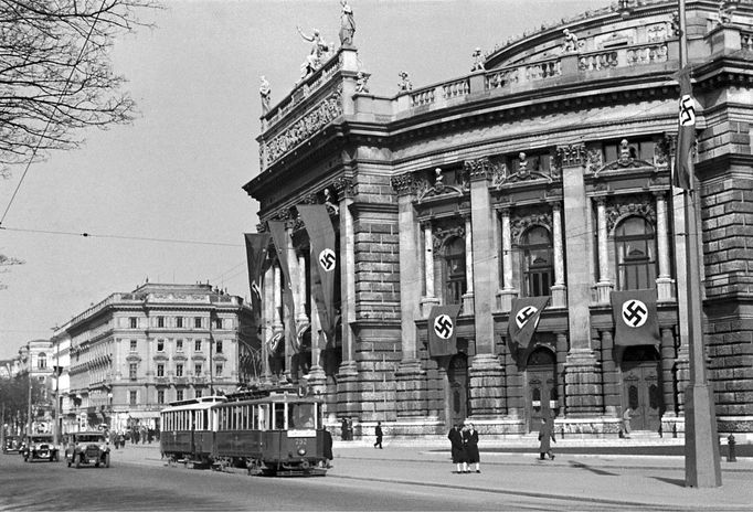 Budova Dvorního divadla ve Vídni vyzdobená nacistickými symboly po anšlusu Rakouska s Německem v roce 1938.