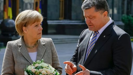 Německá kancléřka Angela Merkelová s ukrajinským prezidentem Petrem Porošenkem při návštěvě Kyjeva.