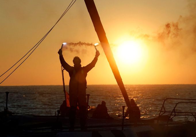 Francouz Charlie Dalin slaví vítězství v jachtařském závode kolem světa Vendée Globe