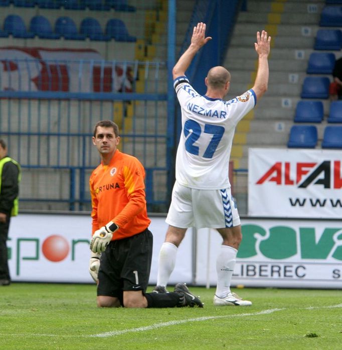 Liberecký Jan Nezmar oslavuje další branku do sítě Sparty. Tři minuty před koncem poločasu ji vstřelil z otočky opět Ondřej Smetana. Sparta minutu na to odpověděla gólem Slepičky, poločas tedy skončil 3:2.