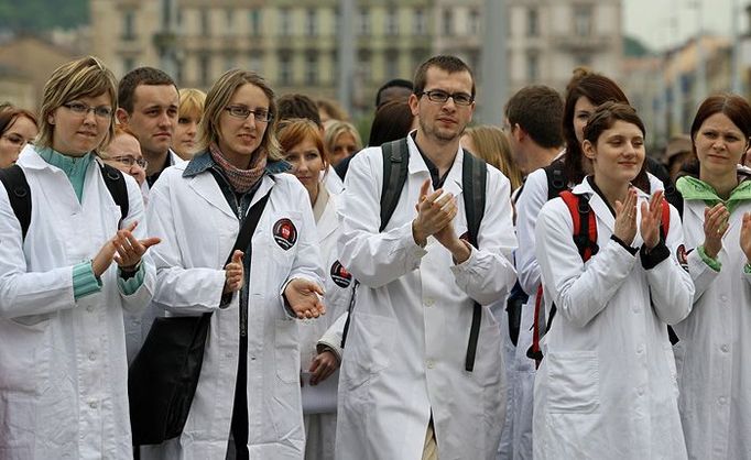 Akci podpořilo přibližně sto studentů lékařských fakult, kteří odmítají transformaci fakultních nemocnic na akciové společnosti.