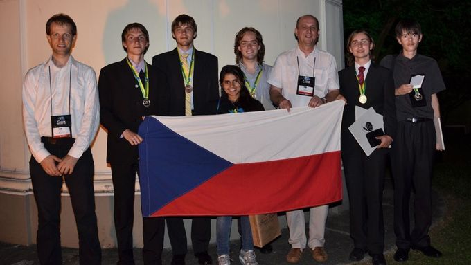 Čeští medailisté z Mezinárodní astronomické olympiády s doprovodem