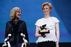 Nedávejme ceny za herectví zvlášť mužům a ženám, apelují Swintonová s Blanchettovou
