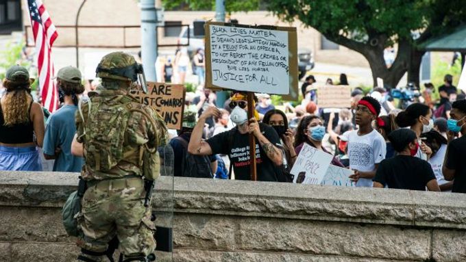 Příslušník americké vojenské policie, která je součástí Národní gardy, hlídkuje během protestů v texaském hlavním městě Austinu.