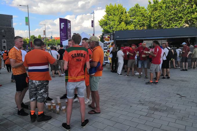 V Budapešti bylo vedro, fanoušci obou táborů se před zápasem věnovali doplňování tekutin
