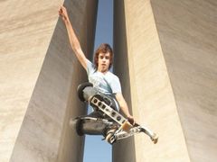 Skákací boty se podobně jako mnohé další sportovní disciplíny již rozdělily na klasiku (běh) a freestyle (skoky, triky).