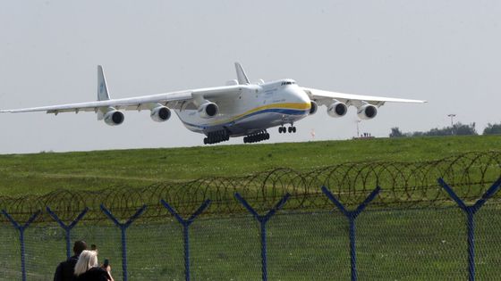 Foto: Nejtěžší letadlo světa přistálo v Praze. Přiletěl obří Antonov Mrija