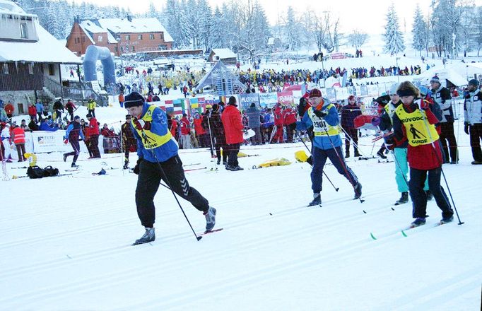 Nevidomí sportovci vyrazili na padesátikilometrovou trať v 8.45, čtvrt hodiny před ostatními závodníky. Jizerská padesátka je závod s hromadným startem, a i když jsou závodníci vypouštěni na tratě po vlnách, v úzkém nájezdu do Jizerských hor pravidelně vzniká tlačenice. „Loni jsme sice taky startovali dřív, ale ne o tolik. Bylo to nepříjemné, šlapali jsme si na lyže a ztrácel se mi průvodce," vzpomněl Ivo Budil.