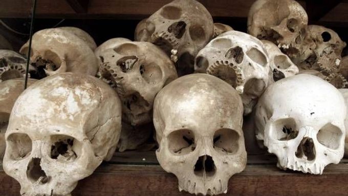 Vládu Rudých Khmérů doprovázelo masové vraždění. Behem pěti let zemřelo přes 1,7 milionu lidí