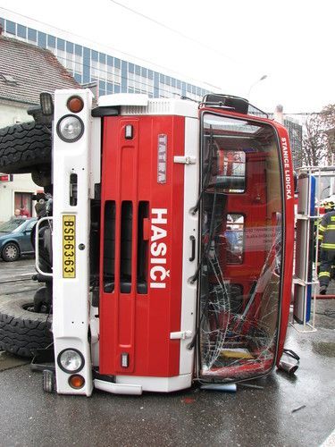 Nehoda hasičské cisterny v Brně