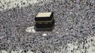 Muslim pilgrims circle the Kaaba and pray at the Grand Mosque on the second day of Eid al-Adha in Mecca October 27, 2012. Muslims around the world celebrate Eid al-Adha to mark the end of the Haj by slaughtering sheep, goats, cows and camels to commemorate Prophet Abraham's willingness to sacrifice his son Ismail on God's command. REUTERS/Amr Abdallah Dalsh (SAUDI ARABIA - Tags: RELIGION) Published: Říj. 27, 2012, 7:16 odp.