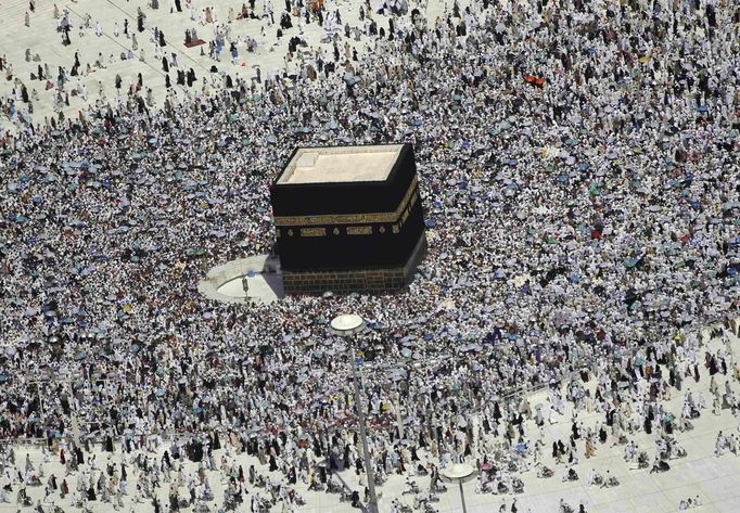 Muslim pilgrims circle the Kaaba and pray at the Grand Mosque on the second day of Eid al-Adha in Mecca October 27, 2012. Muslims around the world celebrate Eid al-Adha to mark the end of the Haj by slaughtering sheep, goats, cows and camels to commemorate Prophet Abraham's willingness to sacrifice his son Ismail on God's command. REUTERS/Amr Abdallah Dalsh (SAUDI ARABIA - Tags: RELIGION) Published: Říj. 27, 2012, 7:16 odp.