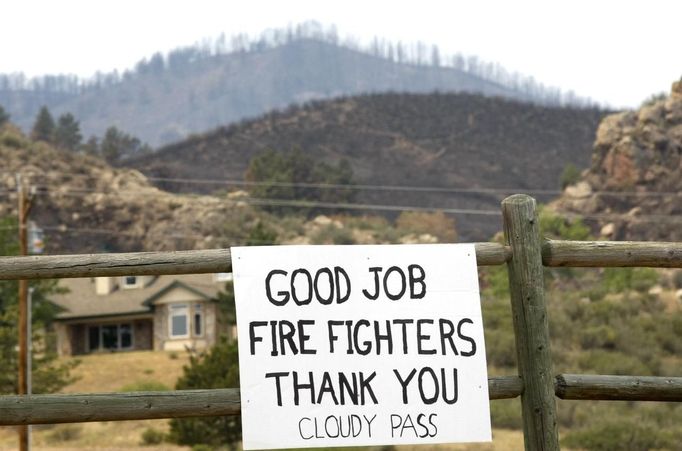 A sign is placed near where the High Park fire has burned out, west of Fort Collins, in Colorado June 18, 2012. The fire has charred more than 85 square miles (200 square km) and sent a plume of smoke billowing thousands of feet into the air. The lightning-sparked blaze has destroyed 181 homes since it was reported June 9, ranking it as the most destructive wildfire on record in Colorado. REUTERS/Rick Wilking (UNITED STATES - Tags: DISASTER ENVIRONMENT) Published: Čer. 18, 2012, 11:30 odp.