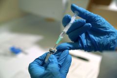 Plošné očkování proti covidu podporuje 52 procent Čechů. 45 procent vakcínu nechce