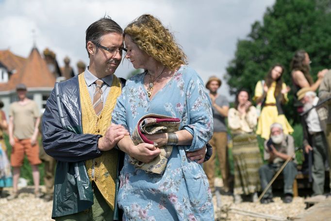 Paddy Considine jako pan Martin a Emily Watsonová v roli paní Martinové.