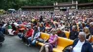 Na západ Čech podle něj skupina moc často nejezdí. Zmínil i nešťastný koncert v Karlových Varech v květnu 2013, po kterém zemřel tehdejší bubeník skupiny Milan Peroutka.