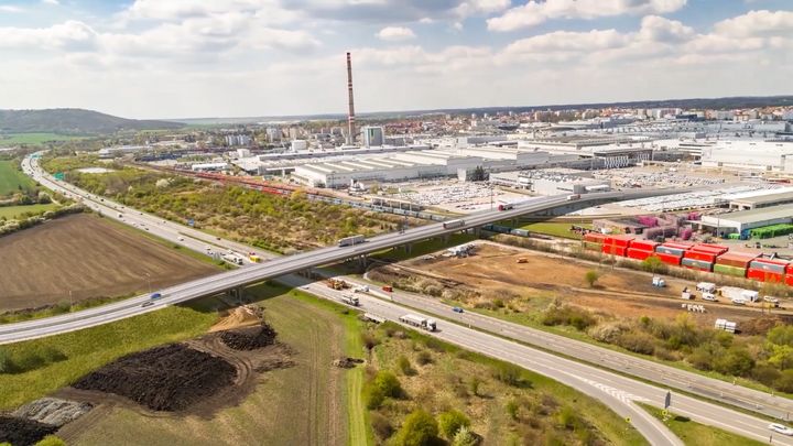 Škoda buduje vlastní most přes D10. Přípravy trvaly rok, stát se o totéž snaží 10 let; Zdroj foto: Aktuálně.cz