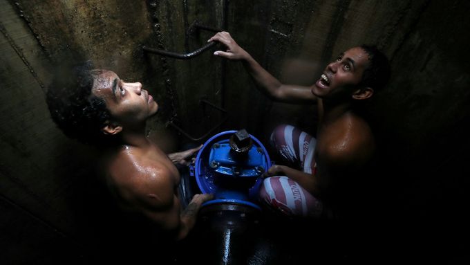 Foto: Boj o vodu. Venezuelci nemají co pít, nabourávají potrubí a jezdí k potokům