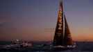 Francouz Charlie Dalin slaví vítězství v jachtařském závode kolem světa Vendée Globe