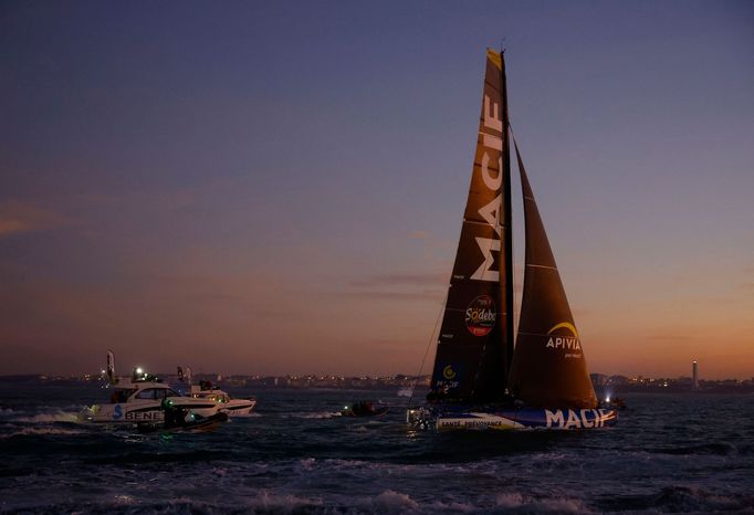 Francouz Charlie Dalin slaví vítězství v jachtařském závode kolem světa Vendée Globe