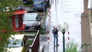 Zaměstnankyně kosmetického studia, které je jen pár metrů od místa, kde se útočník nakonec střelil do hlavy, popsala ČTK, jak jí nikdo nebyl s to pomoci. "Ten muž stál opřený o dveře salonu, kdyby neměl sluchátka, slyšel by, že zamykám, a možná by otočil zbraň proti mně. Volala jsem na policii, že jsem tu od něho uvězněná - jen pár metrů od nich... Řekli mi jen, že už o něm vědí," uvedla.