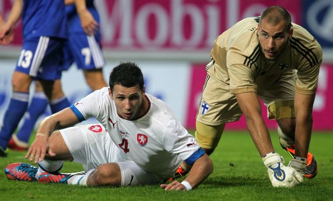 Fotbalisté Marek Suchý (vlevo) a Niki Mäenpää v přípravném utkání České republiky s Finskem.