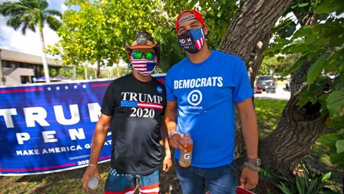 Spolu proti sobě. První voliči Donalda Trumpa a Joe Bidena už dorazili k urnám, když využili možnosti odevzdat hlasy předčasně. (Miami, Florida, 28. října 2020)