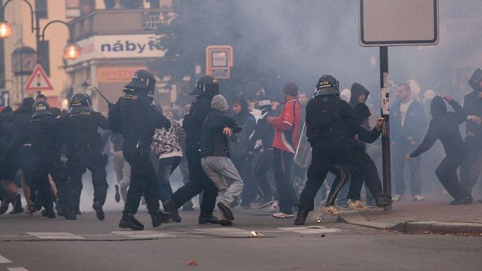 Potyčkou mezi policií a radikály skončil páteční meeting Dělnické strany v Ostravě Zábřehu.