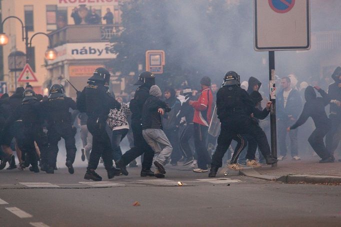 Potyčkou mezi policií a radikály skončil páteční meeting Dělnické strany v Ostravě Zábřehu.