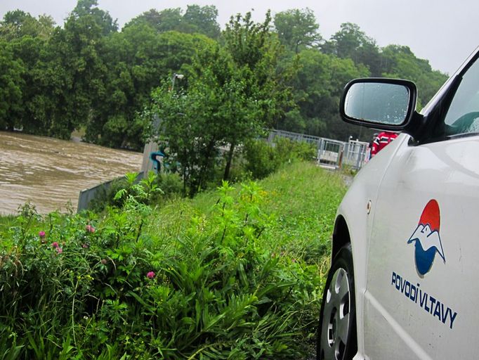 O kousek dál od zaplavené chatařské kolonie měli pohotovost také pracovníci z Povodí Vltavy.