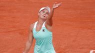 Letošní tenisové French Open je z hlediska herních úborů hodně pestré, kupříkladu Australanka Ashleigh Bartyová zvolila světle modrou barvu.