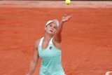 Letošní tenisové French Open je z hlediska herních úborů hodně pestré, kupříkladu Australanka Ashleigh Bartyová zvolila světle modrou barvu.