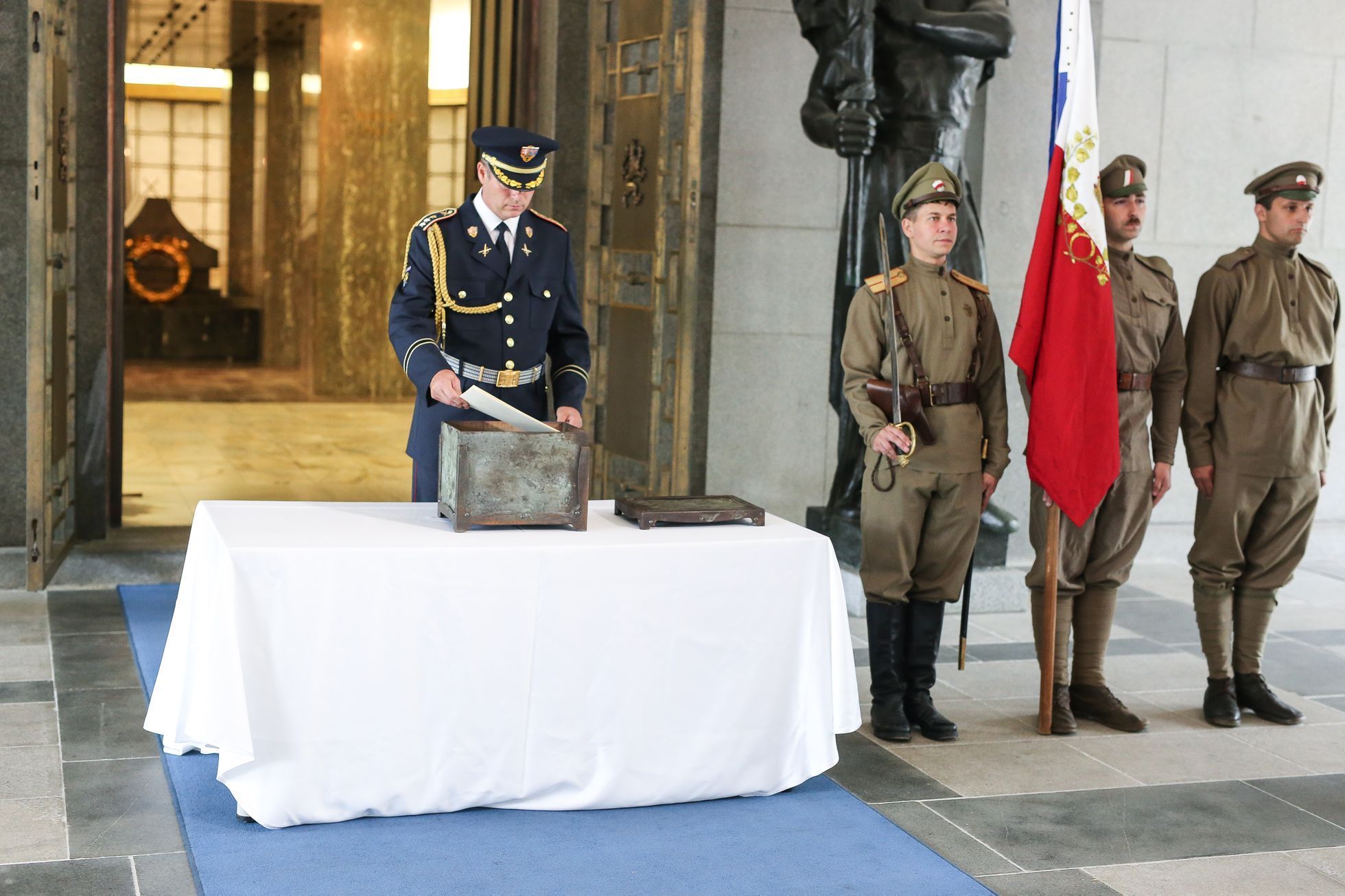 Národní památník na Vítkově - uložení poselství do legionářské pamětní schránky, která bude převezena do Zborova